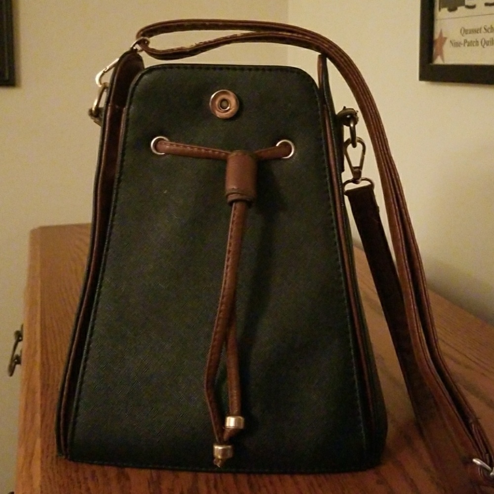 Bagblack and brown shoulder/back pack bag
